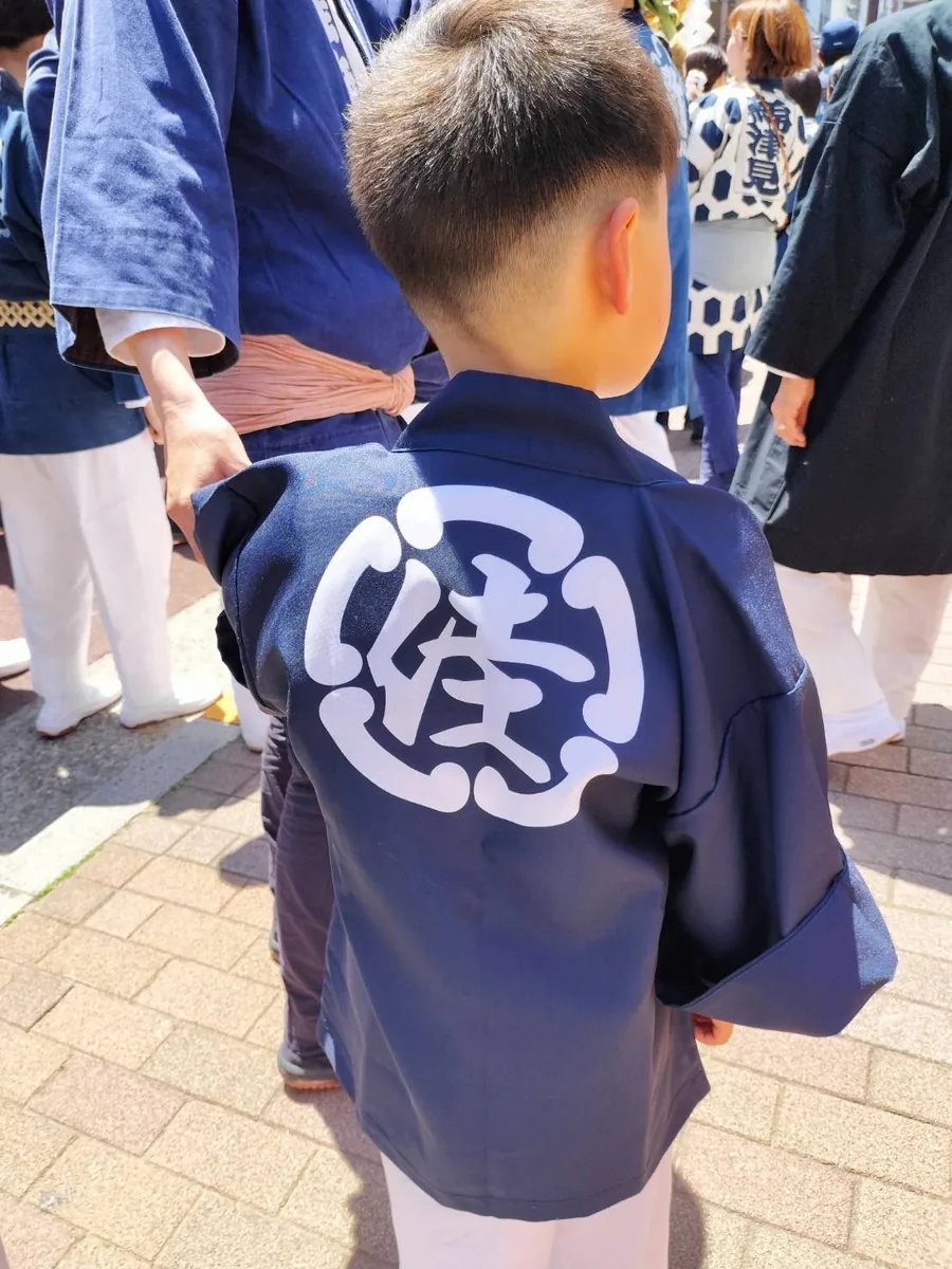半纏を着て祭りに参加する子どもの後ろ姿