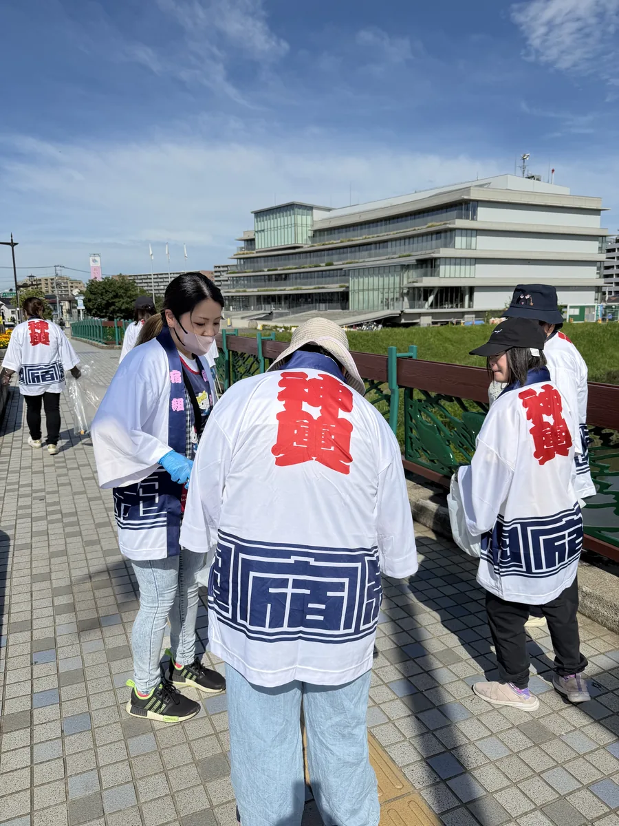 揃いの半纏を着て街のゴミ拾い活動をする人たち