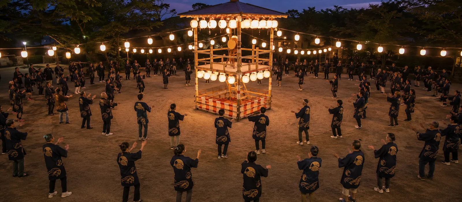 盆踊りの櫓を囲んで輪になり、揃いの半纏を着て踊る人々。提灯の光と夕暮れの境内