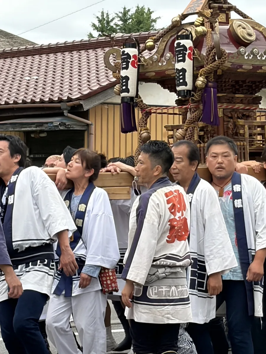 地域の祭りで神輿を担ぐ加藤貴行