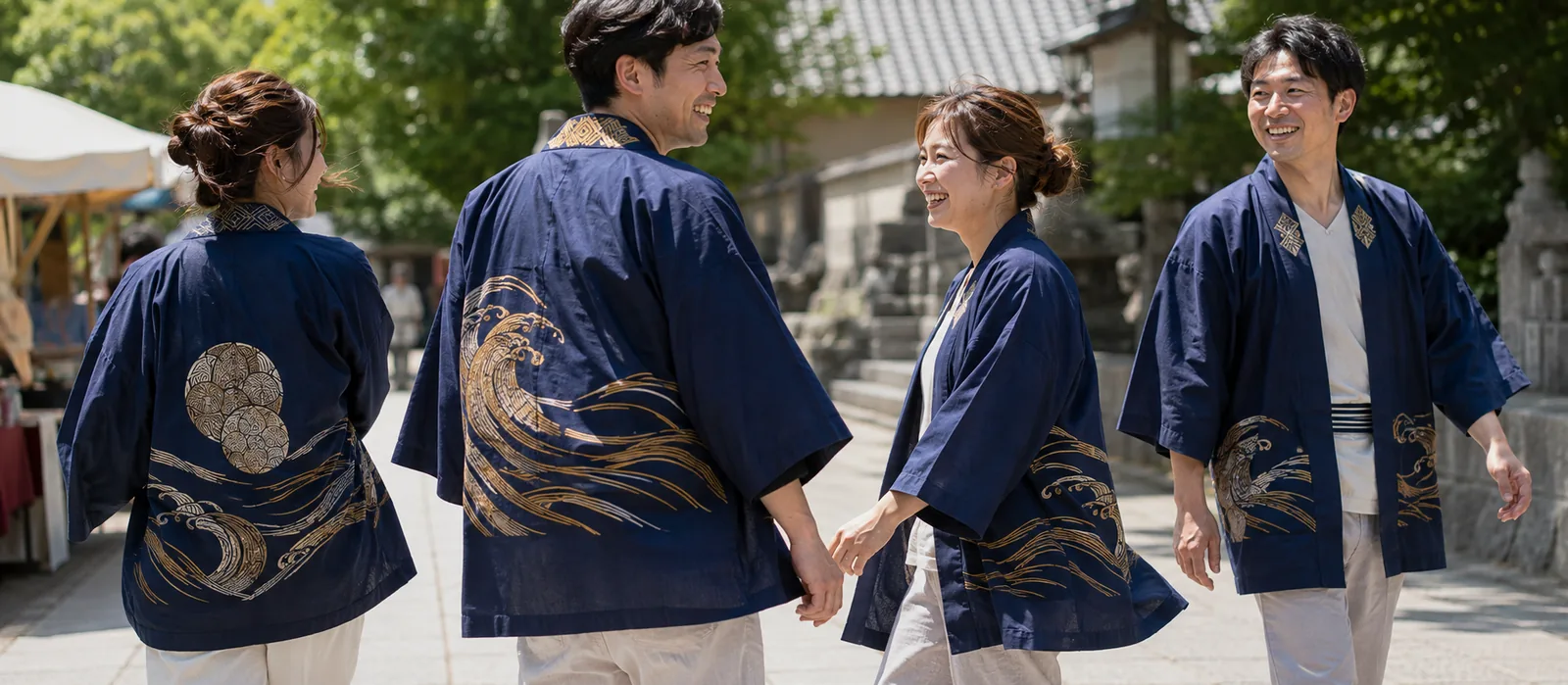 真夏の祭りで薄手の半纏を着た人々が歩く場面